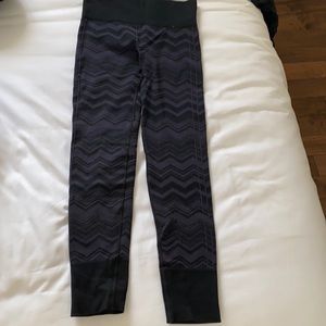WOMENS SIZE 4 LULULEMON LEGGINGS